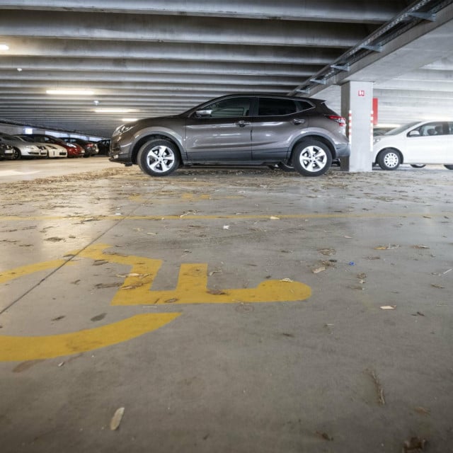 <p>U Zadru, &Scaron;ibeniku, Splitu i Dubrovniku kupnja garaže za mnoge građane postala je gotovo nedostižan luksuz</p>