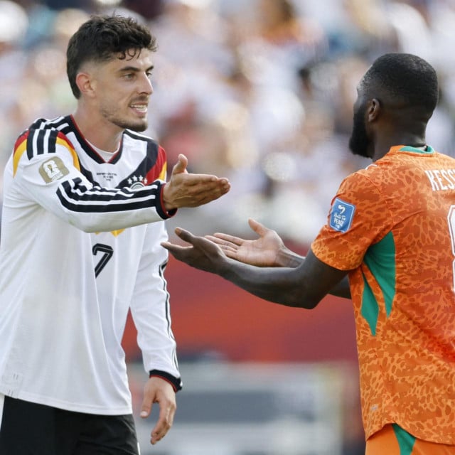 <p>Kai Havertz i Franck Kessie u raspravi tijekom utakmice</p>