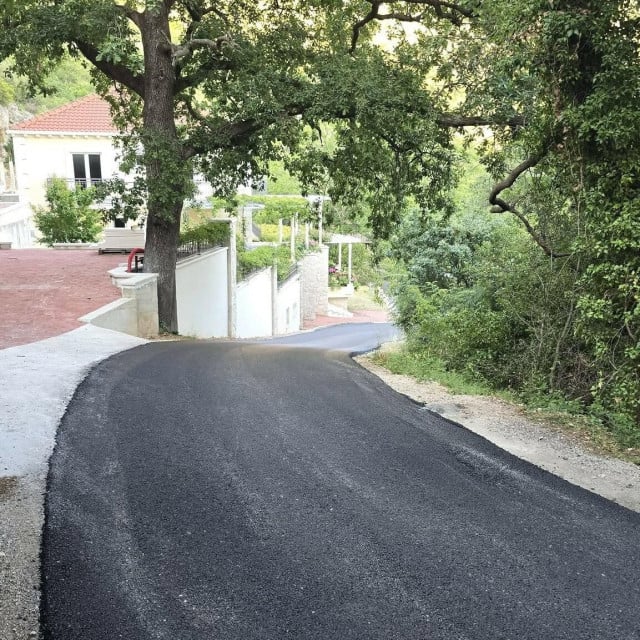 <p>Asfaltiranje u Krstacu se &lsquo;oduljilo&lsquo; jedan dan</p>