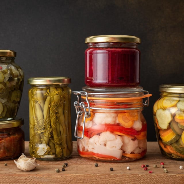 <p>Fermentirana hrana poput kimchija prirodno sadrži korisne bakterije koje pozitivno djeluju na zdravlje crijevne mikrobiote</p>
