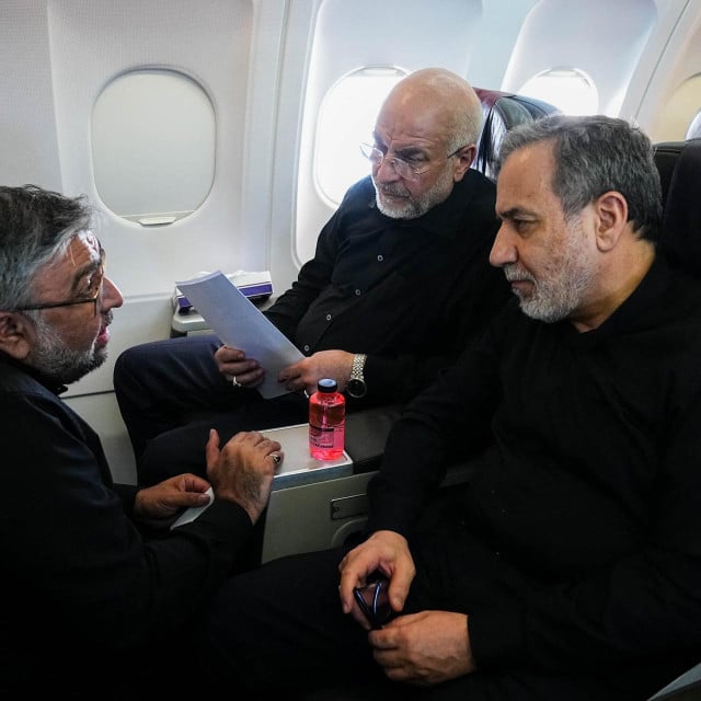 <p>Članovi iranske delegacije na putu za &Scaron;vicarsku gdje se vode pregovori&nbsp;</p>
