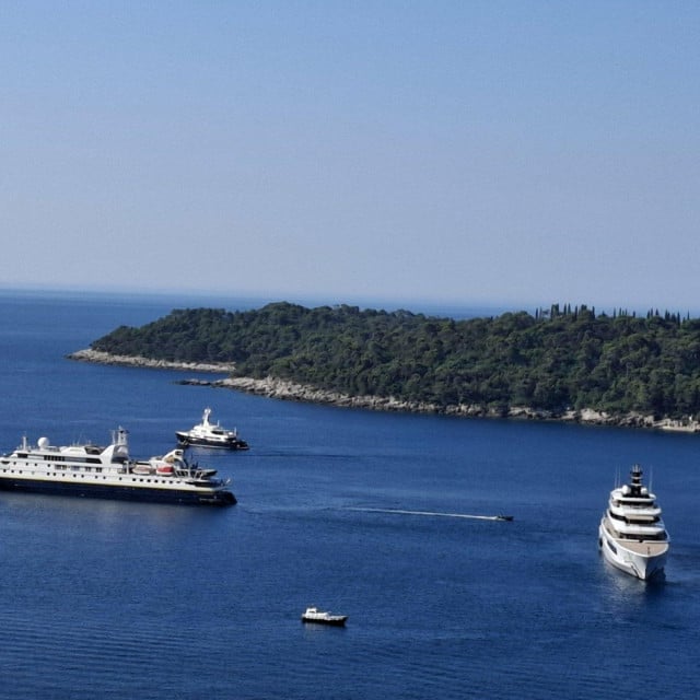<p>Kruzer National Geo Orion i&nbsp; jahta DreAMBoat ispred Dbrovnik</p>