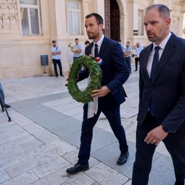 <p>Gradonačelnik i dožupan položili vijenac na Narodnom trgu</p>