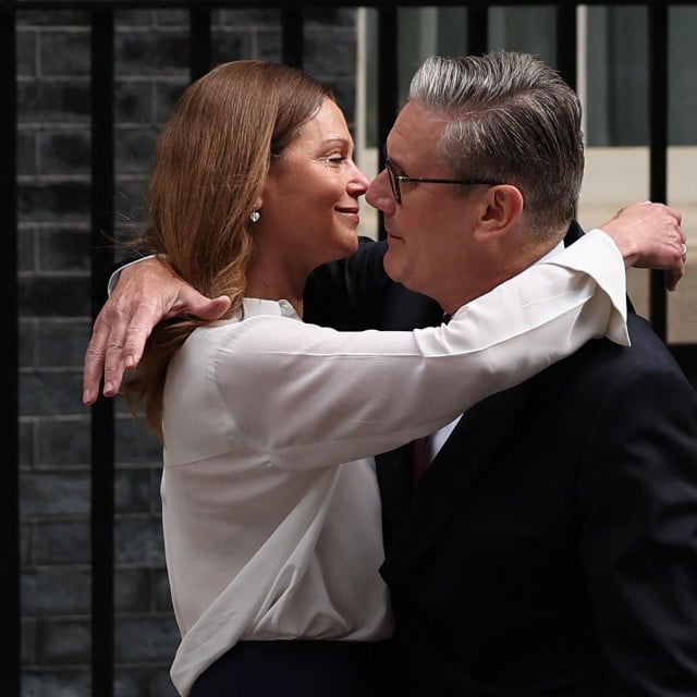 <p>Britanski premijer Keir Starmer podnio je ostavku, a podr&scaron;ku mu je pružila supruga Victoria</p>