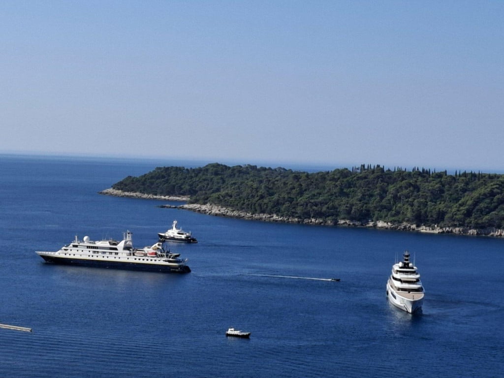 <p>Kruzer National Geo Orion i&nbsp; jahta DreAMBoat ispred Dbrovnik</p>