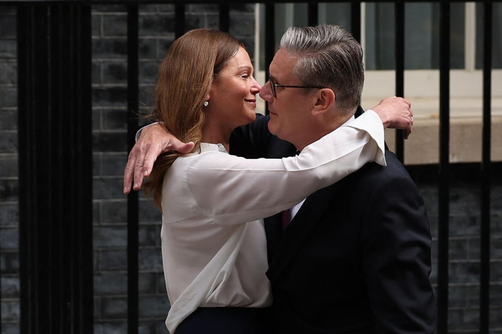 <p>Britanski premijer Keir Starmer podnio je ostavku, a podr&scaron;ku mu je pružila supruga Victoria</p>
