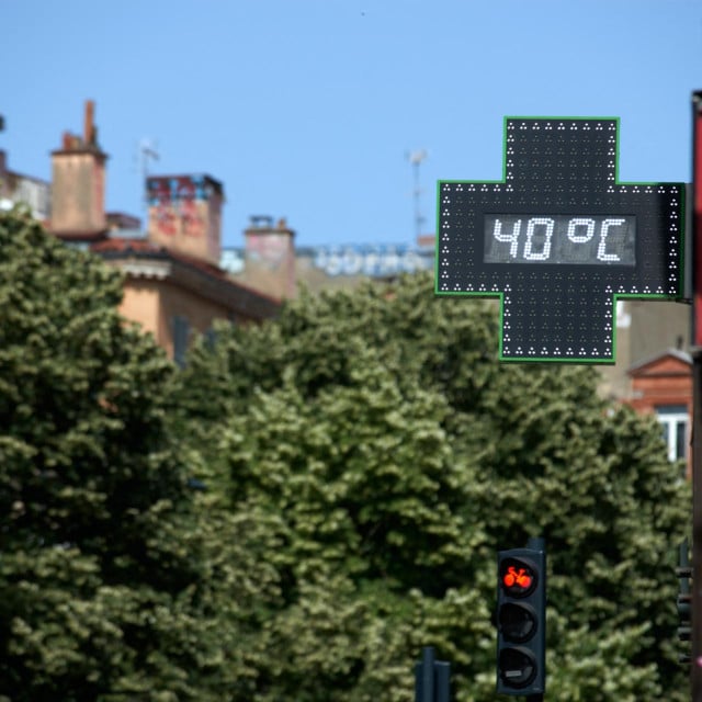 <p>Termometar u ljekarni pokazuje 40&deg;C u Toulouseu u Francuskoj, 22. lipnja 2026. Francuska, zajedno s ostatkom Europe, suočava se s drugim toplinskim valom ove godine, pri čemu temperature u Toulouseu dosežu ili prema&scaron;uju 40&deg;C. Ovaj toplinski val posebno je značajan zbog ranog početka, dugog trajanja i velike intenzivnosti, a pritom su oboreni deseci temperaturnih rekorda.</p>

<p>M&eacute;t&eacute;o-France navodi da će ovaj dan biti među najtoplijima ikad zabilježenima. Rekordi se ru&scaron;e čak i noću, a Francuska bilježi temperature koje su 8 do 16&deg;C iznad prosjeka za lipanj.</p>

<p>Toplinski val se pripisuje fenomenu poznatom kao &ldquo;heat dome&rdquo; (toplinski kupolasti sustav), pri kojem masa vrućeg zraka ostaje zarobljena ispod sloja hladnijeg zraka. Ovaj događaj poklapa se s upozorenjima klimatskih stručnjaka da ograničavanje globalnog zatopljenja na +1,5&deg;C, kako je dogovoreno 2015. na COP21 u Parizu, možda vi&scaron;e nije ostvarivo, pri čemu je Francuska već oko 2,2&deg;C iznad razina iz razdoblja 1950.&ndash;1990.</p>

<p>Većina francuskih departmana nalazi se pod crvenim upozorenjem, a &scaron;kole i srednje &scaron;kole su zatvorene zbog vrućina. Najmanje 18 ljudi danas je preminulo u Francuskoj zbog posljedica toplinskog vala. Europa istovremeno bilježi neuobičajeno visoke temperature.&nbsp;</p>