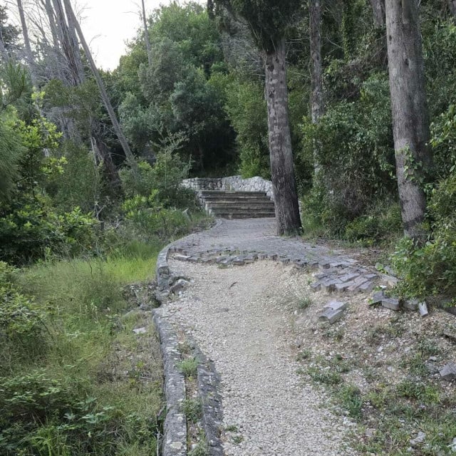 <p>Potpisan ugovor za uređenje dijela &scaron;etnice i pristupa plaži Beterina<br>
&nbsp;</p>