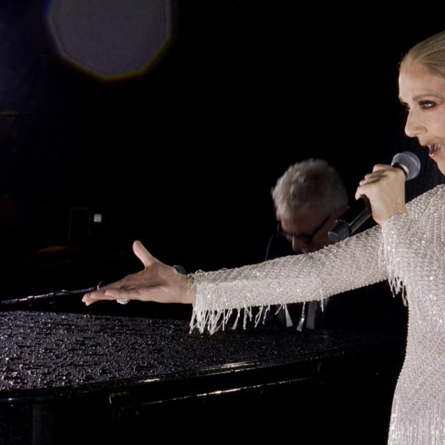 <p>C&eacute;line Dion nastupa na Eiffelovom tornju tijekom ceremonije otvaranja Olimpijskih igara u Parizu 2024.</p>