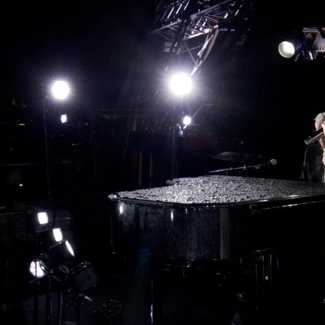 <p>Celine Dion&nbsp;nastupa na Eiffelovom tornju tijekom ceremonije otvaranja Olimpijskih igara u Parizu 2024.</p>