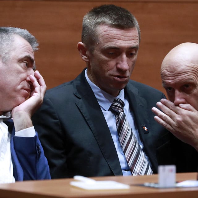 <p>&lsquo;Najavljivao se viski, a na kraju iza&scaron;la kamilica&rsquo; - komentar Nina Raspudića je možda i najuspje&scaron;nije sažeo kronologiju vanjskopolitičke avanture DP-ovaca<br>
&nbsp;</p>
