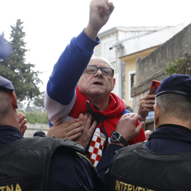 <p>Dražen Keleminec, organizator sad već tradiconalnog okupljanja &scaron;ljama pod prozorima Dežulovićevih roditelja<br>
&nbsp;</p>