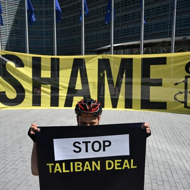 <p>Aktivist Amnesty Internationala drži transparent ispred sjedi&scaron;ta Europske komisije prosvjedujući protiv sastanka s talibanskim izaslanstvom u Bruxellesu 23. lipnja 2026.</p>