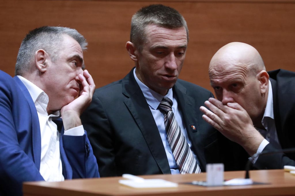 <p>&lsquo;Najavljivao se viski, a na kraju iza&scaron;la kamilica&rsquo; - komentar Nina Raspudića je možda i najuspje&scaron;nije sažeo kronologiju vanjskopolitičke avanture DP-ovaca<br>
&nbsp;</p>