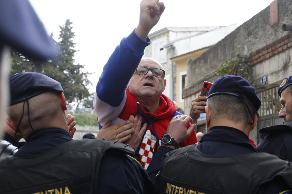 <p>Dražen Keleminec, organizator sad već tradiconalnog okupljanja &scaron;ljama pod prozorima Dežulovićevih roditelja<br>
&nbsp;</p>