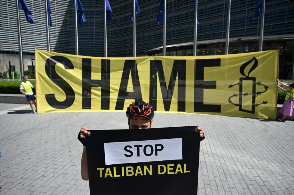 <p>Aktivist Amnesty Internationala drži transparent ispred sjedi&scaron;ta Europske komisije prosvjedujući protiv sastanka s talibanskim izaslanstvom u Bruxellesu 23. lipnja 2026.</p>