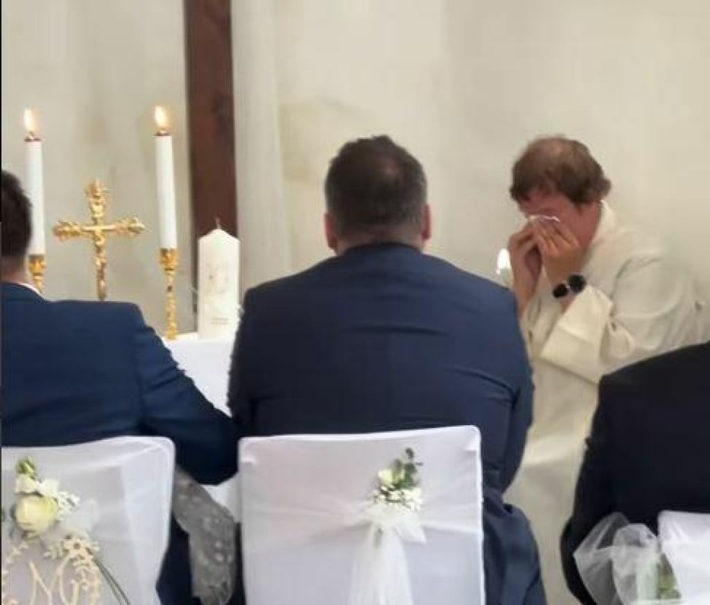 <p>Slovenskog svećenika je ljubavna pjesma ganula do suza</p>