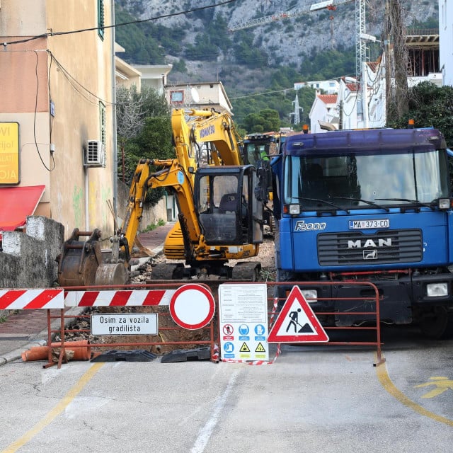 <p>Zavr&scaron;ena je prva faza radova na rekonstrukciji Koti&scaron;ke ulice u Makarskoj</p>