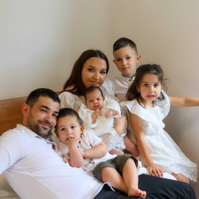 <p>Tin i Dragana Bulić s djecom Lucianom, Lucijom, Dujom i Eni</p>