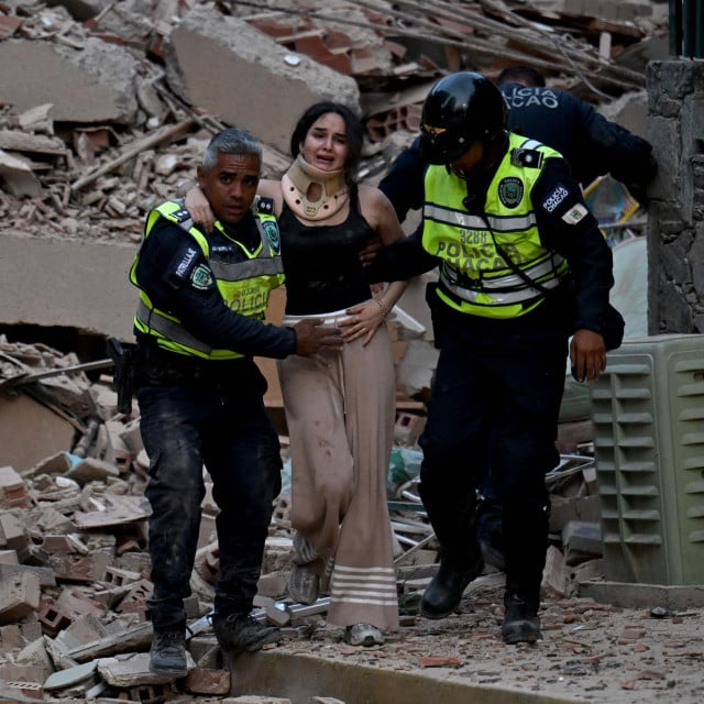 <p>TOPSHOT - Municipal police officers evacuate an injured victim from a collapsed building following an earthquake in Caracas on June 24, 2026. Two earthquakes of magnitude 7.2 and 7.5 struck the same area of Venezuela on the evening of June 24, causing buildings to collapse, according to the United States Geological Survey (USGS) and AFP journalists. The quakes drove residents of the capital, Caracas, into the streets. (Photo by Juan BARRETO/AFP)</p>