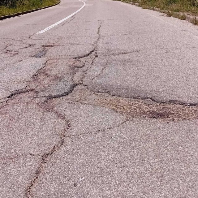 <p>Rupe i dotrajali asfalt vozačima stvaraju probleme</p>