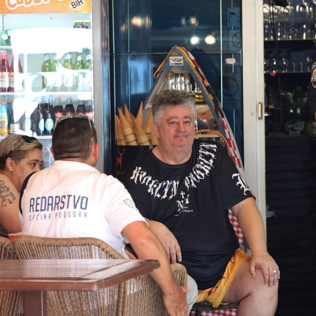 <p>Vlasnik Vladimir Bilić sa suprugom Editom i redarom Zdenkom Rosom koji je djelovao profesionalno i ljudski, cijelo vrijeme je sjedio u unutra&scaron;njosti objekta</p>