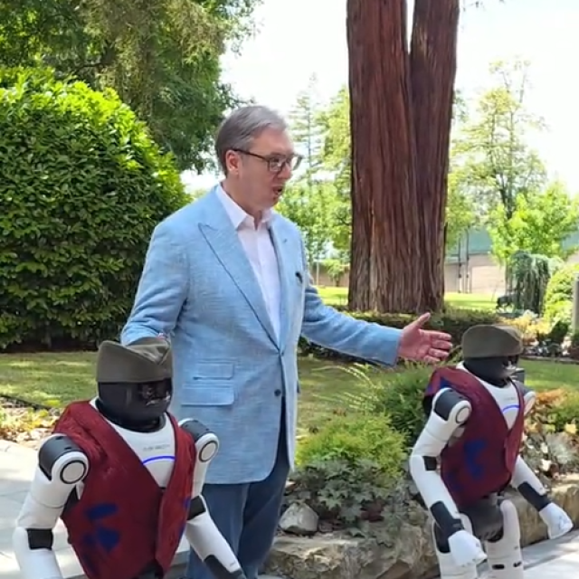 <p>Vučić sa &lsquo;srpskim robotima&lsquo; Milutinom i Dragutinom ple&scaron;e moravac<br>
&nbsp;</p>
