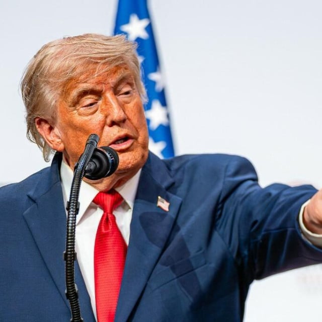 <p>Ljutiti&nbsp;Trump je senatora Cassidyja nazvao &lsquo;luđakom&lsquo; i zapovjedio mu da sjedne, dok mu je na Cassidyjevo obraćanje s &lsquo;brate&lsquo;grubo odbrusio da mu on nije brat</p>