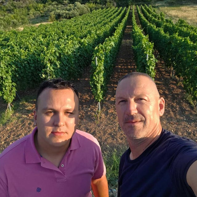 <p>&Scaron;everdije u svom vinogradu - otac Dražen (desno) i sin &Scaron;imun &Scaron;everdija (lijevo)</p>