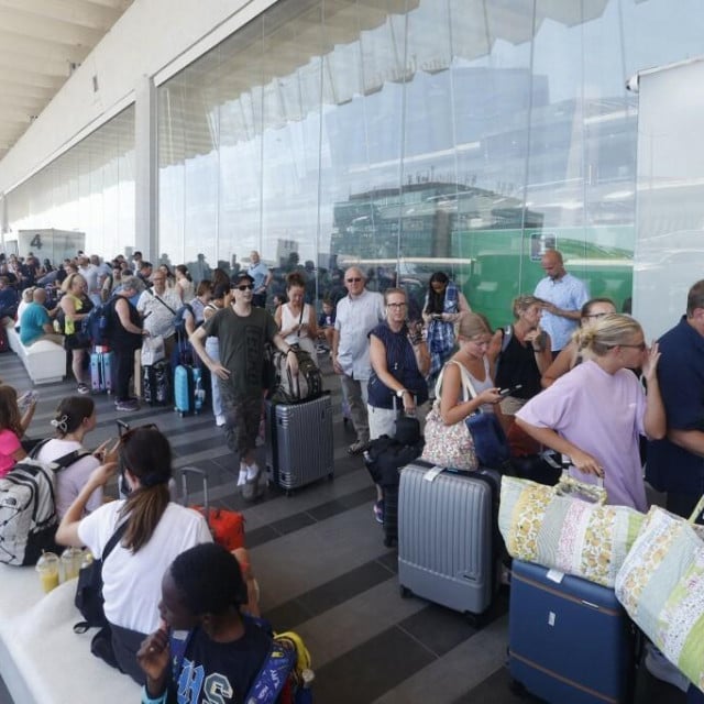 <p>S rimskih aerodroma upozoravaju da bi potpuno provođenje novog sustava Entry/Exit System (EES) tijekom vrhunca turističke sezone moglo dovesti do ozbiljnih poremećaja</p>