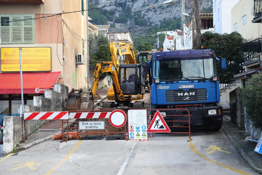 <p>Zavr&scaron;ena je prva faza radova na rekonstrukciji Koti&scaron;ke ulice u Makarskoj</p>