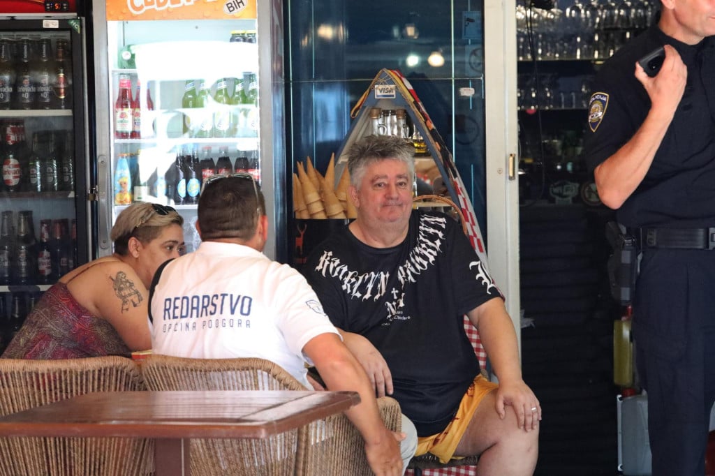 <p>Vlasnik Vladimir Bilić sa suprugom Editom i redarom Zdenkom Rosom koji je djelovao profesionalno i ljudski, cijelo vrijeme je sjedio u unutra&scaron;njosti objekta</p>