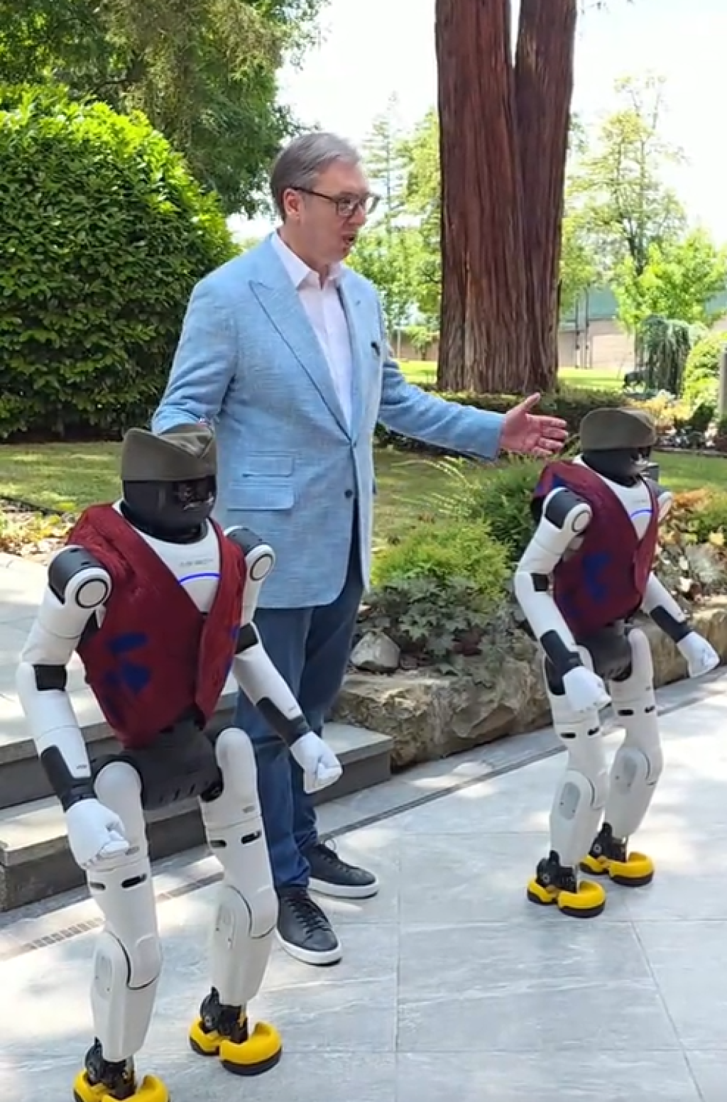 <p>Vučić sa &lsquo;srpskim robotima&lsquo; Milutinom i Dragutinom ple&scaron;e moravac<br>
&nbsp;</p>