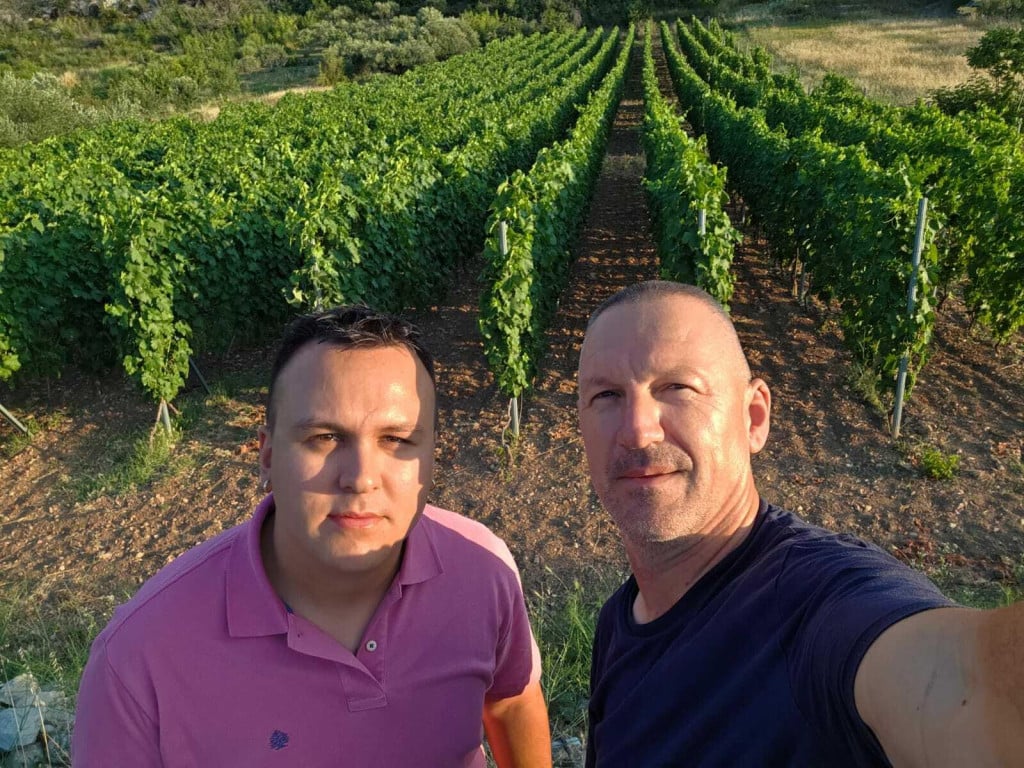 <p>&Scaron;everdije u svom vinogradu - otac Dražen (desno) i sin &Scaron;imun &Scaron;everdija (lijevo)</p>