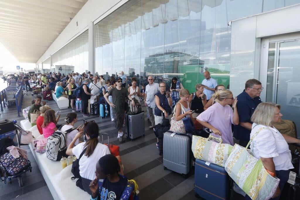 <p>S rimskih aerodroma upozoravaju da bi potpuno provođenje novog sustava Entry/Exit System (EES) tijekom vrhunca turističke sezone moglo dovesti do ozbiljnih poremećaja</p>
