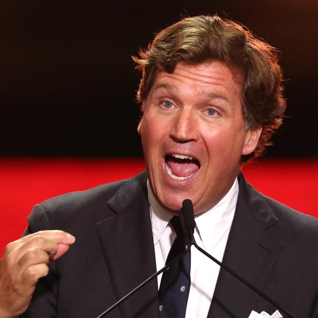 <p>Američki politički komentator Tucker Carlson govori na javnoj komemoraciji za desničarskog aktivista Charlieja Kirka</p>