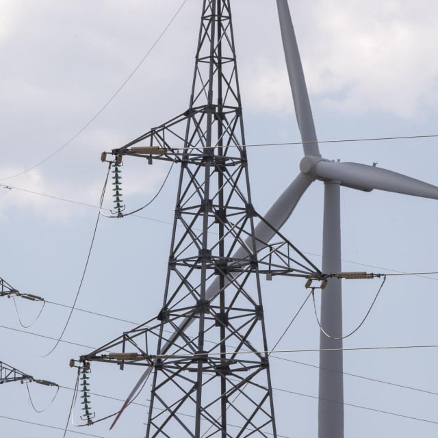 <p>Dok ulagači u obnovljive izvore energije u hrvatskim prilikama imaju zajamčenu visoku dobit od prodane struje, lokalne zajednice ne vide kakva je njihova korist</p>