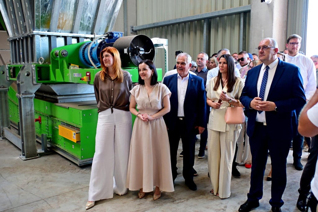 <p>Sonja Čikotić,&nbsp;Marija Vučković, Ante Čikotić, Matea Dorčić, Blaženko Boban i Ivan Bugarin u pogonu</p>