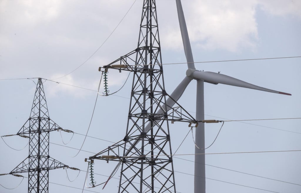 <p>Dok ulagači u obnovljive izvore energije u hrvatskim prilikama imaju zajamčenu visoku dobit od prodane struje, lokalne zajednice ne vide kakva je njihova korist</p>