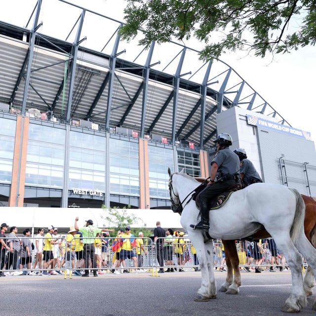 <p>Policija ispred stadiona u Philadelphiji</p>