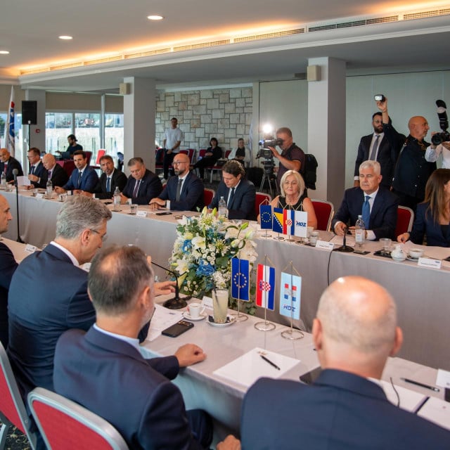 <p>redsjednik HDZ-a i Vlade Andrej Plenkovic na zajednickoj sjednici HDZ-a i HDZ-a BiH.</p>