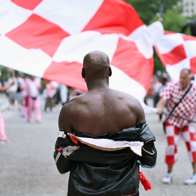 <p>Hrvatskim navijacima u centru grada pridruzili su se lokalni bubnjari i performeri.</p>