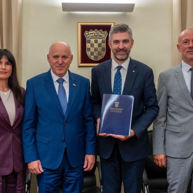 <p>Ugovor je gradonačelniku Frankoviću uručio potpredsjednik Vlade Republike Hrvatske i ministar prostornoga uređenja, graditeljstva i državne imovine Branko Bačić.</p>