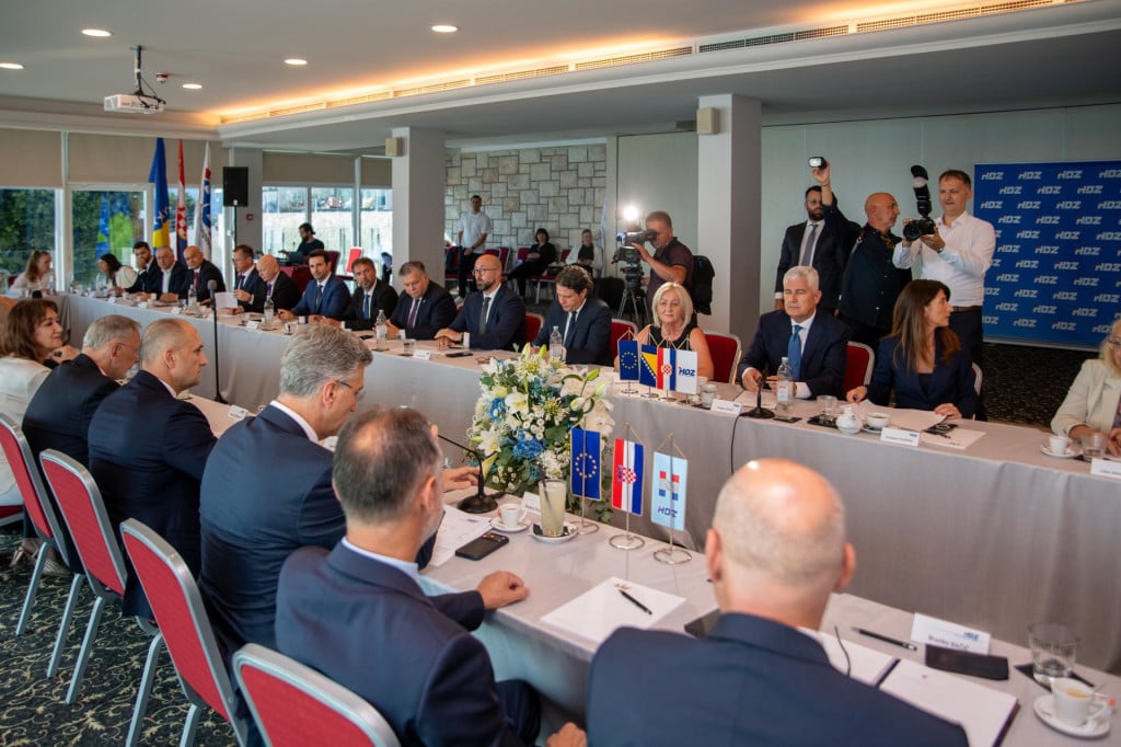 <p>redsjednik HDZ-a i Vlade Andrej Plenkovic na zajednickoj sjednici HDZ-a i HDZ-a BiH.</p>