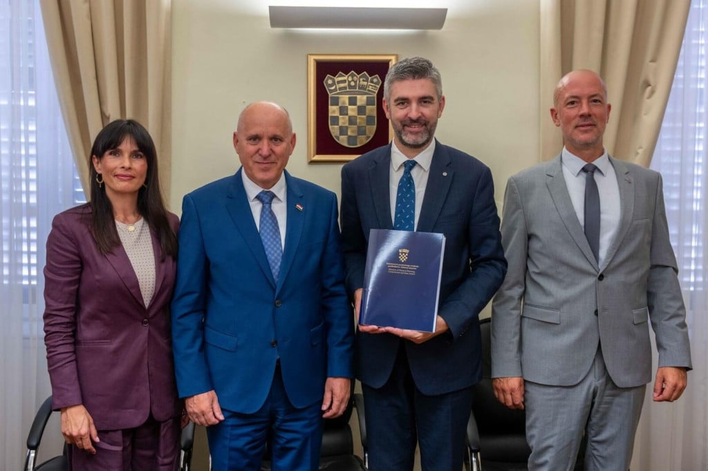 <p>Ugovor je gradonačelniku Frankoviću uručio potpredsjednik Vlade Republike Hrvatske i ministar prostornoga uređenja, graditeljstva i državne imovine Branko Bačić.</p>