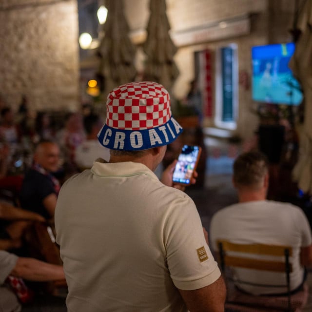 <p>Dubrovnik, 270626.<br>
Fun zona.<br>
Gledanje utakmice 3.kola L skupine Svjetskog prvenstva Hrvatska - Gana.<br>