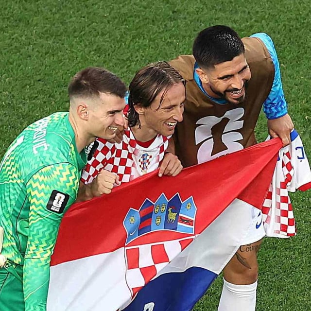 <p>Dominik Livaković, Luka Modrić i Martin Erlić</p>