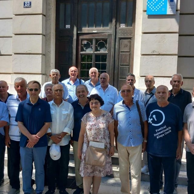 <p>Na fotografiji:&nbsp;&nbsp;Nedjeljka Afrić (rođ. Perkov), Marin Anđelić, Marko Anđelić, Marko Ba&scaron;ić, Nenad Bego, Branko Bo&scaron;njak, Nikica Gale&scaron;ić, Zdravko Kesić, Branko Lisičić, Božo Lukač, Nikola Melvan, Sini&scaron;a Milaković, Ivo Miler, Igor Mladin, Srećko Munivrana, Mladen Peri&scaron;ić, Zlatko Peri&scaron;ić, Jo&scaron;ko Plastić, Ante Ple&scaron;tina, Viktor Vrdoljak, Zdenko Vuco, Josip Žaper i Frane Žegarac</p>