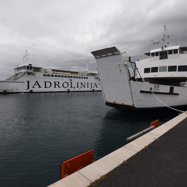 <p>Desno na fotografiji nalazi se trajket Sis</p>