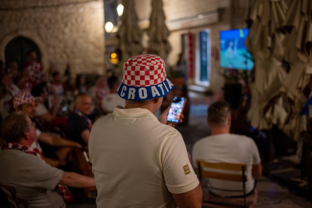 <p>Dubrovnik, 270626.<br>
Fun zona.<br>
Gledanje utakmice 3.kola L skupine Svjetskog prvenstva Hrvatska - Gana.<br>